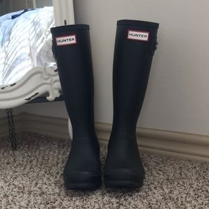 Hunter rain boots in matte black